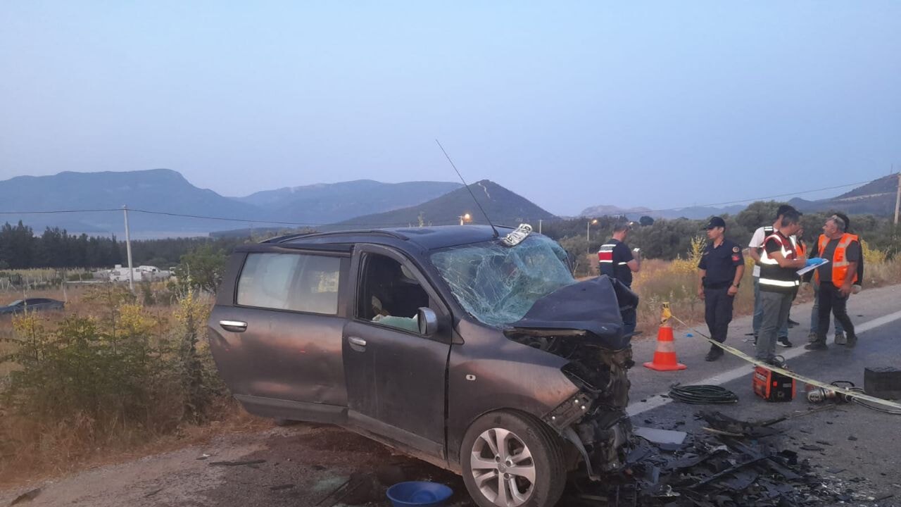 İzmir'de kafa kafaya çarpışma: 5 kişi olay yerinde can verdi
