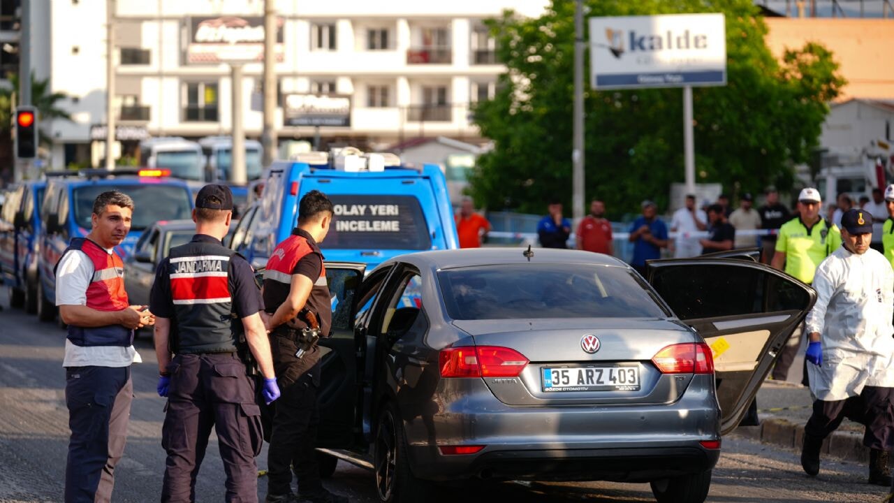 İzmir'de seyir halindeki araca kurşun yağmuru! Ölü ve yaralılar var