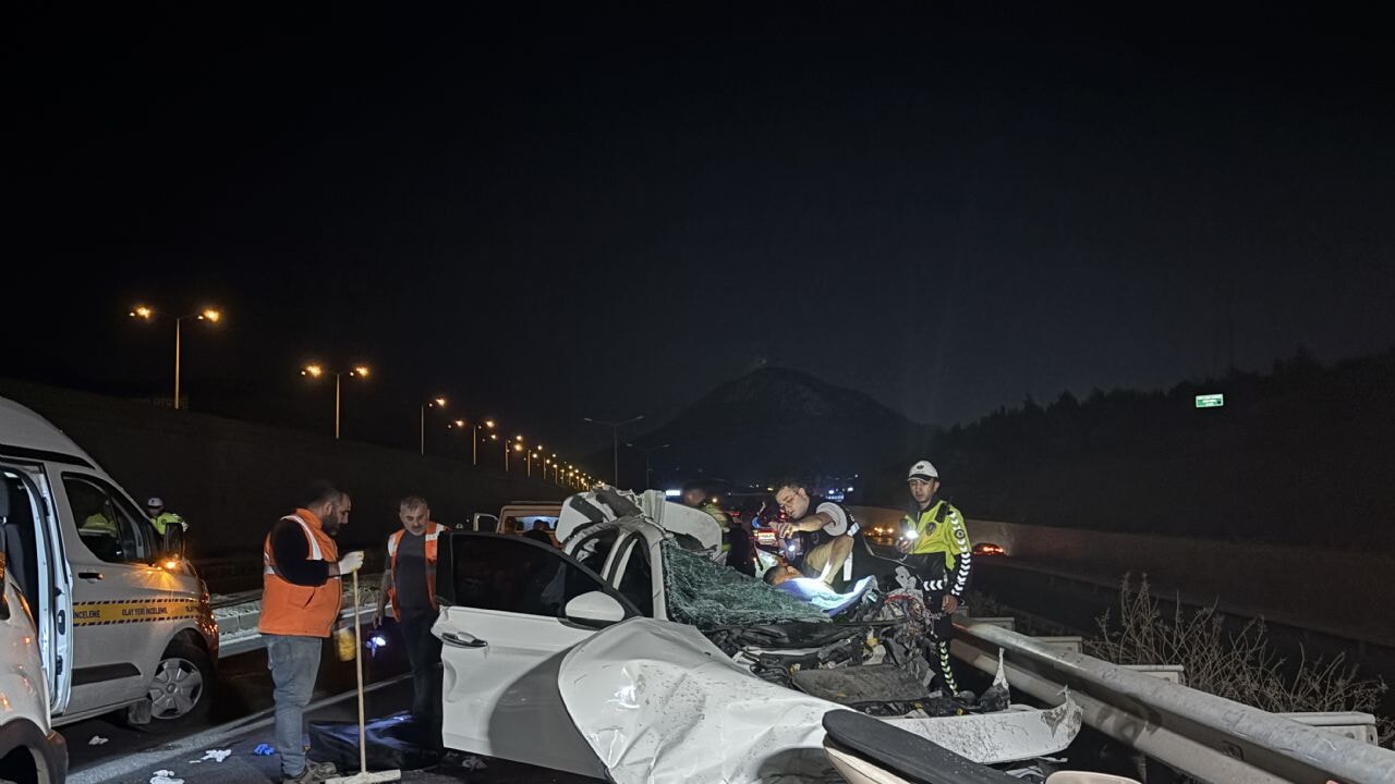 İzmir'de trafik faciası: Otomobil karşı şeride uçtu, can pazarı yaşandı