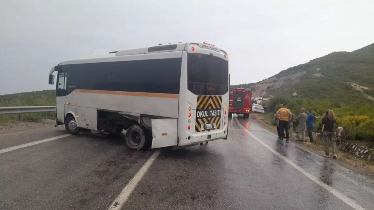 İzmir'de yolcu otobüsü kaza yaptı: 13 kişi yaralandı, otomobil sürücüsü kritik durumda