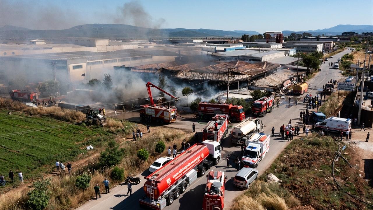 İzmir Torbalı'da sanayi yangını: Dumanlar gökyüzünü kapladı