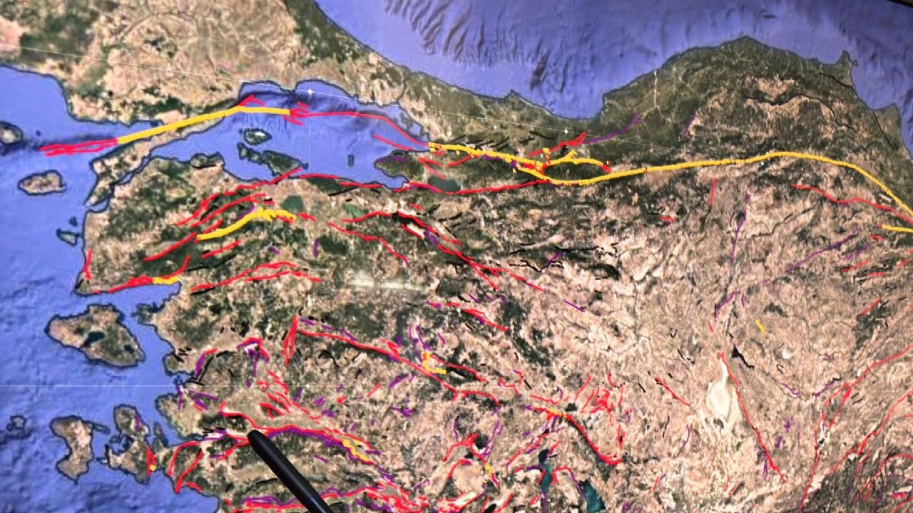 İzmir ve Batı Anadolu'yu sallayan depremler neden devam ediyor?