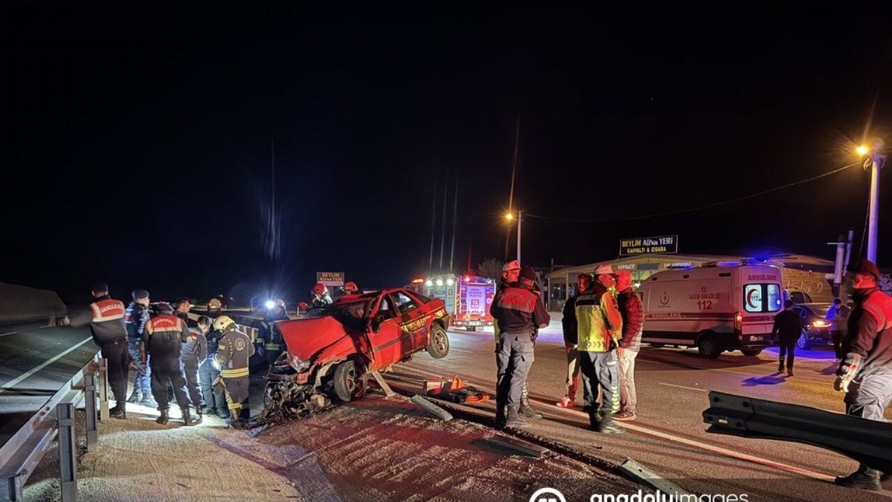 İzmit'te feci kaza: D-605 yolunda otomobil bariyere saplandı