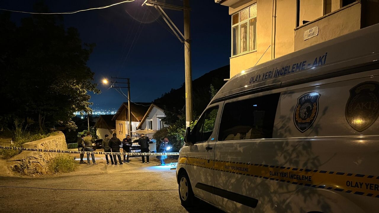 İzmit'te hareket halindeki araca kurşun yağmuru!