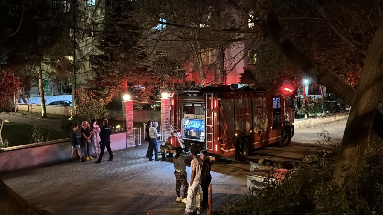 Kadıköy'de apartman yangını can aldı!