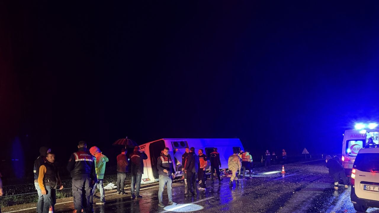 Kahramanmaraş'ta korkunç kaza! Minibüs devrildi, ölü ve yaralılar var