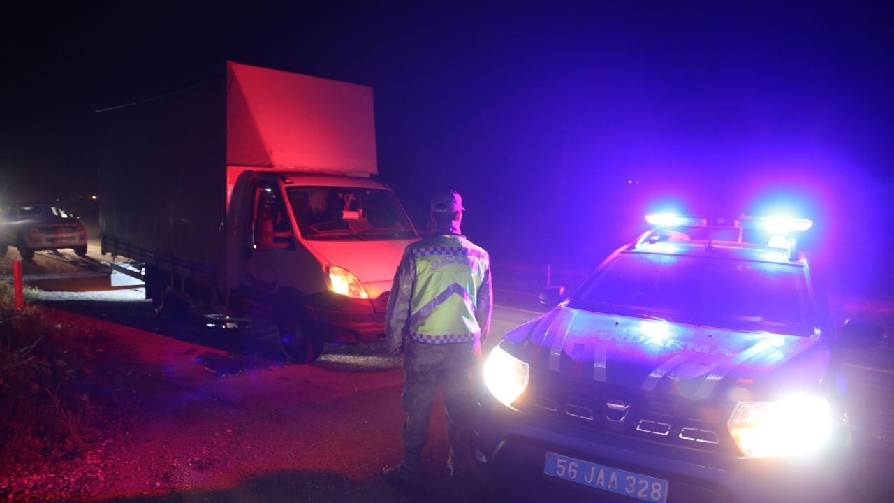 Kamyonetle cesedin üzerinden geçti! Esrarengiz ölüm