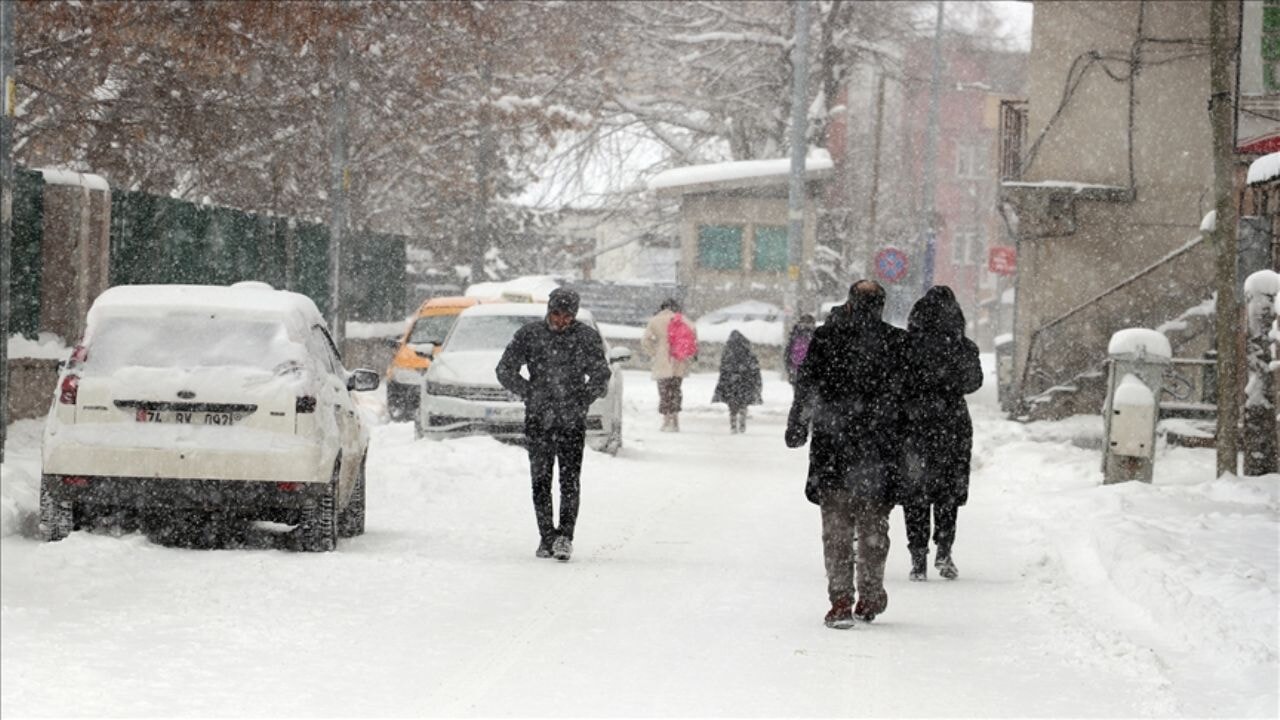Kar geri döndü: İki ilde eğitime ara verildi