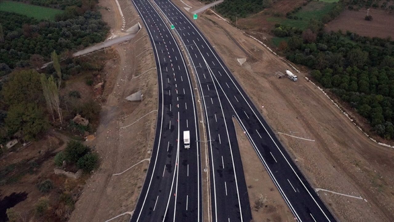 Karayollarında durum: Bayram tatilinde otoyollarda ücretsiz geçiş ve trafik kısıtlamaları