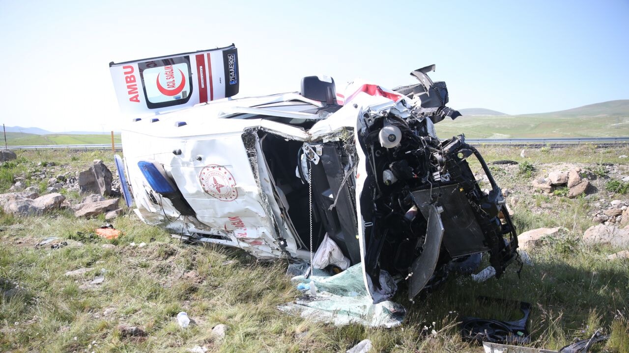 Kars-Iğdır yolunda sağlık çalışanlarını taşıyan ambulans devrildi