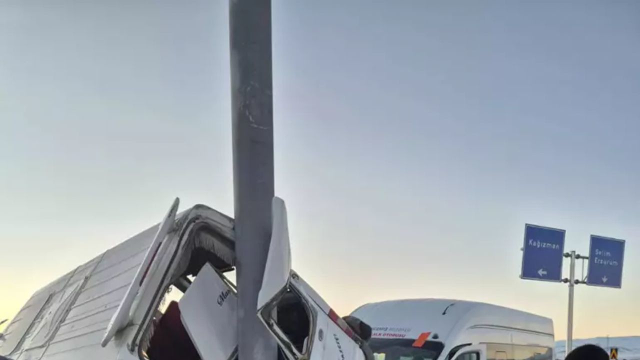 Kars'ta minibüs faciası: 27 yaralı