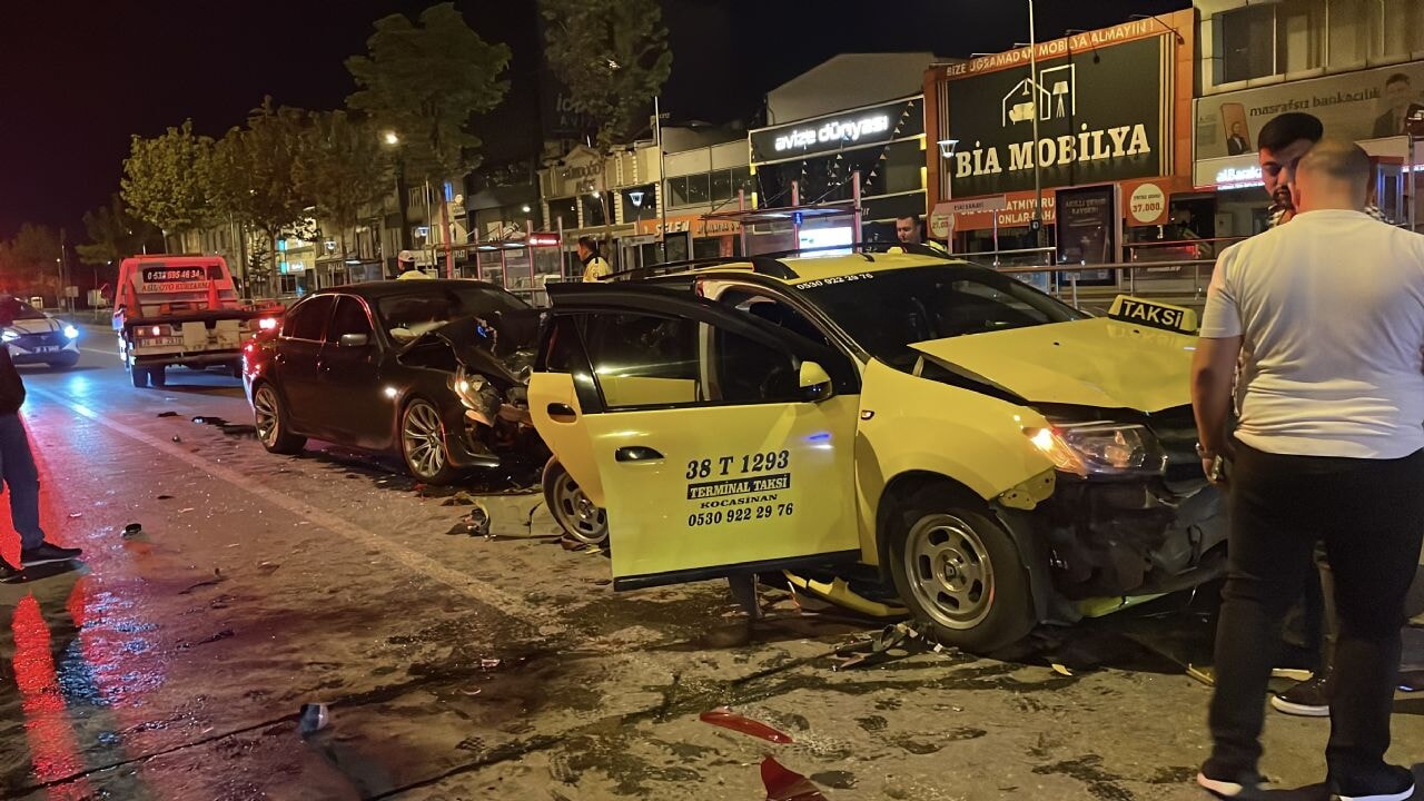 Kayseri'de sabah saatlerinde facia! 4 araç kazaya karıştı