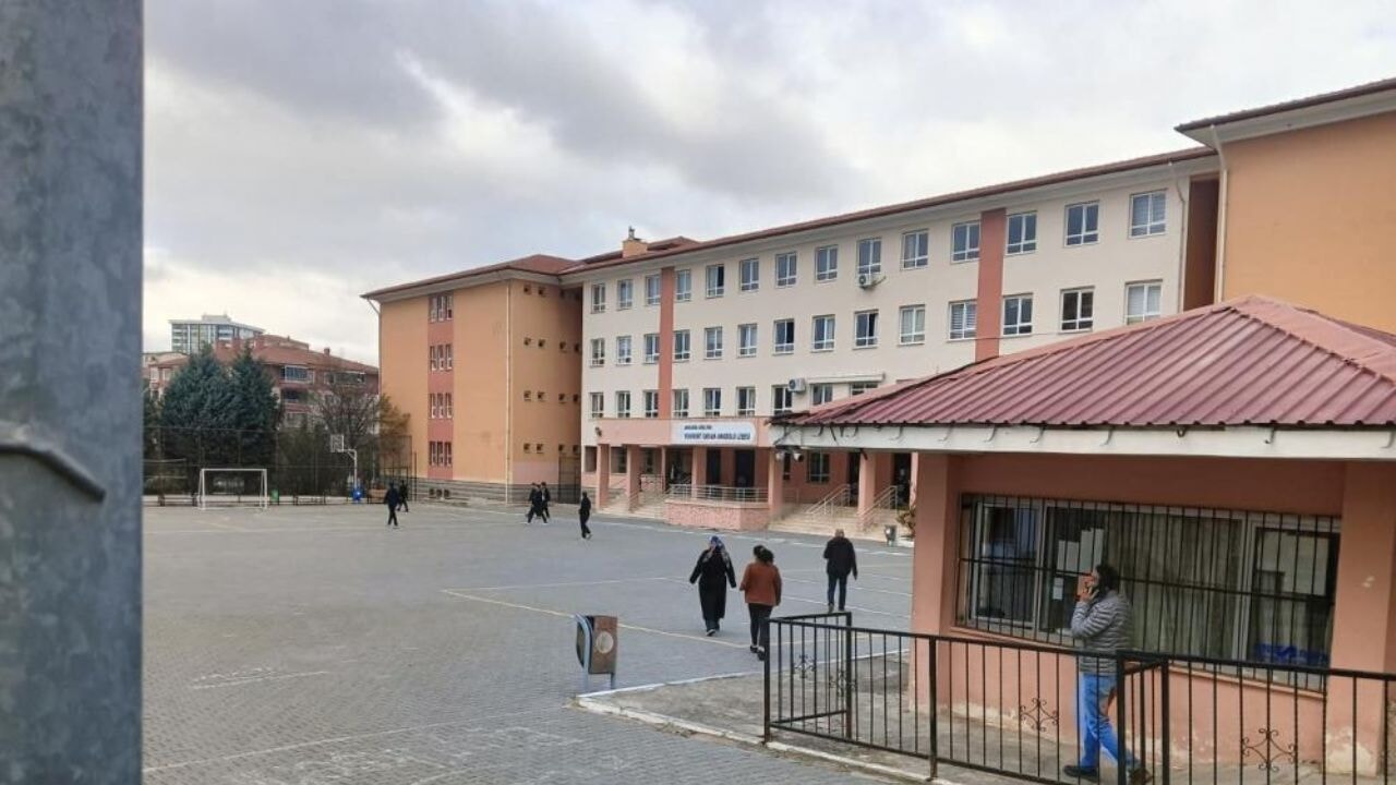 Kız öğrencilerine cinsel organının fotoğrafını gönderen tacizci öğretmen tutuklandı