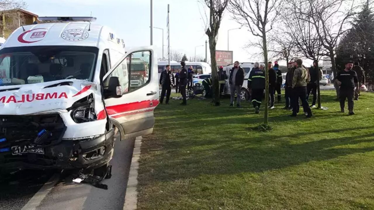 Kocaeli'de feci çarpışma! Ambulans ve hafif ticari araç birbirine girdi