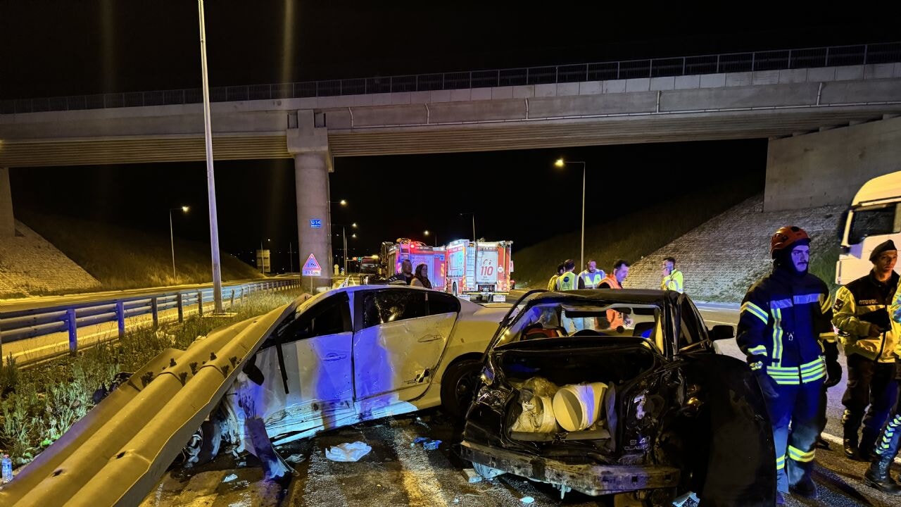 Kocaeli'de feci zincirleme kaza: Araçlar birbirine girdi