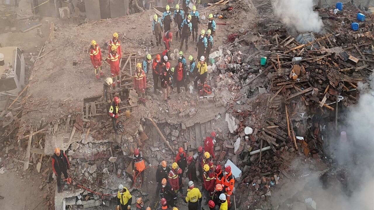 Konya'da çöken binada 'kolon kesildi' iddiası; 4 gözaltı