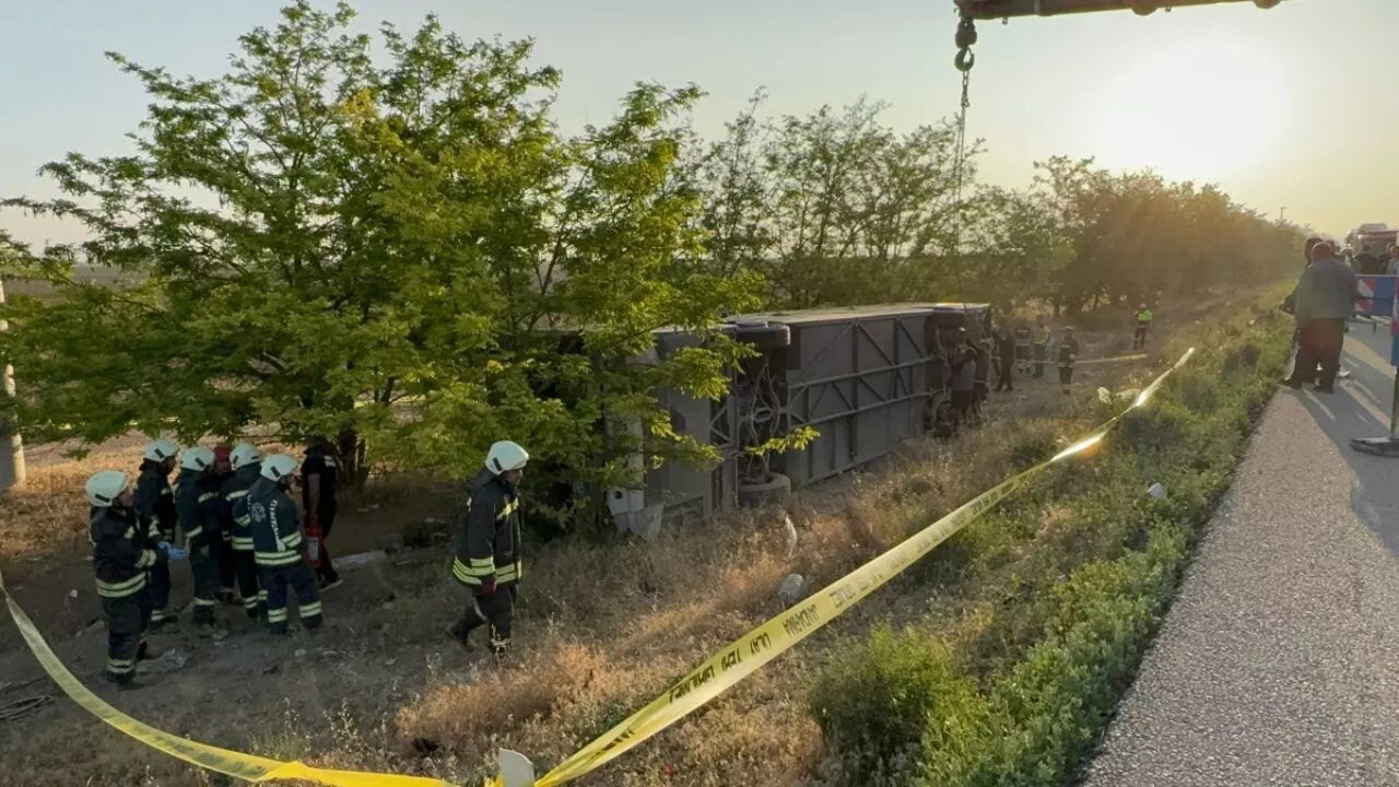 Konya'da trafik faciası! Yolcu otobüsü devrildi, ölü ve yaralılar Var