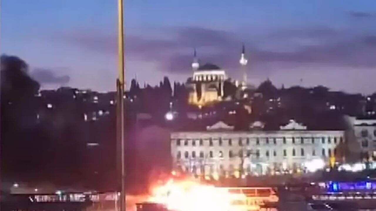 Korkunç yangın! Haliç'te iki tekne tamamen küle döndü
