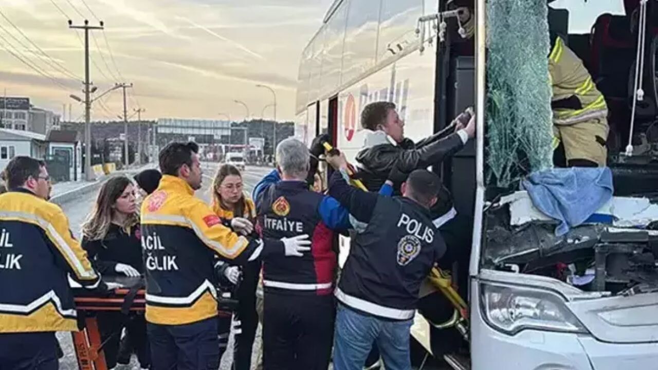 Kütahya'da korku dolu anlar! Yolcu otobüsü TIR'a çarptı
