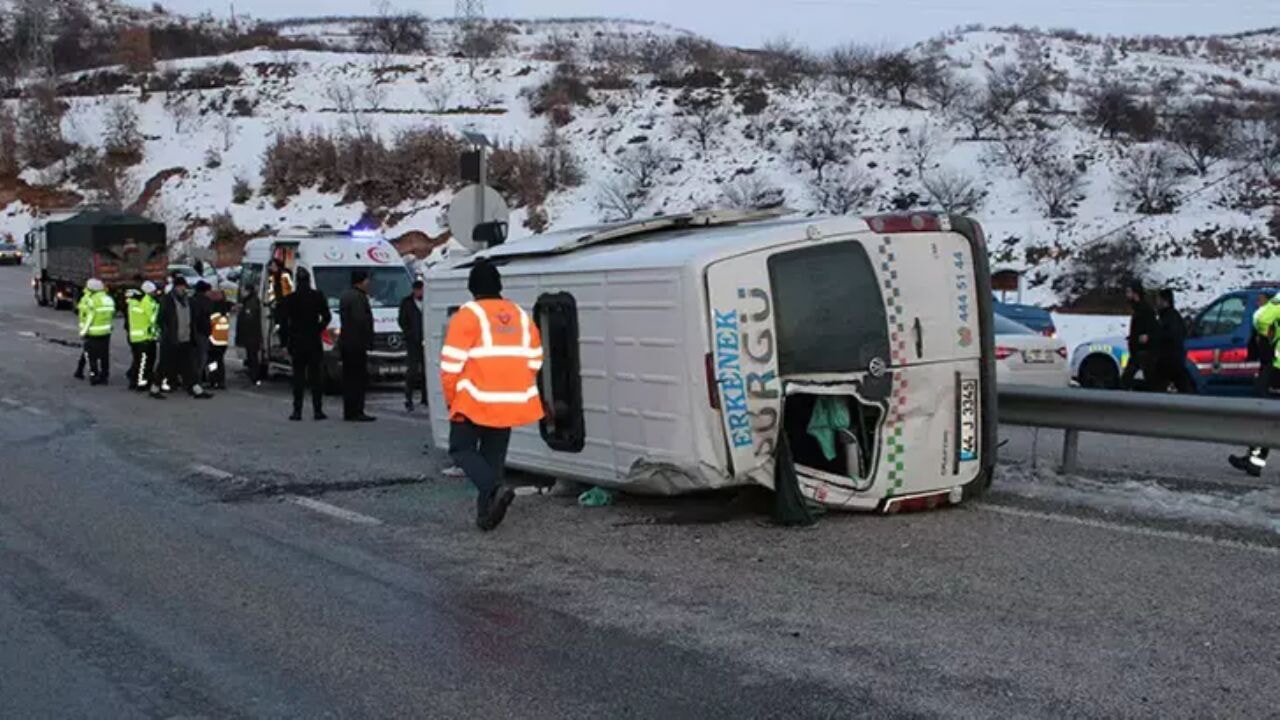 Malatya'da yolcu minibüsü devrildi