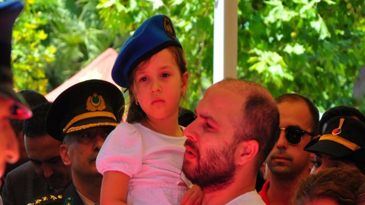 Manisalı şehit astsubay için tören; babasının beresini taktı