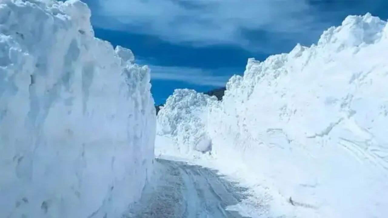 Mayıs ayında karla boğuşan kent! Hakkari'de 3 metreyi bulan kar yolları kapattı