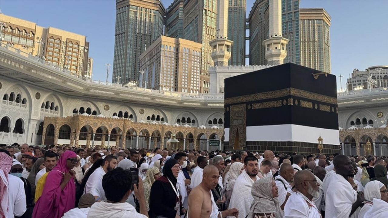 Medine'deki ziyaretleri tamamlayan hacılar Mekke'ye ulaştı