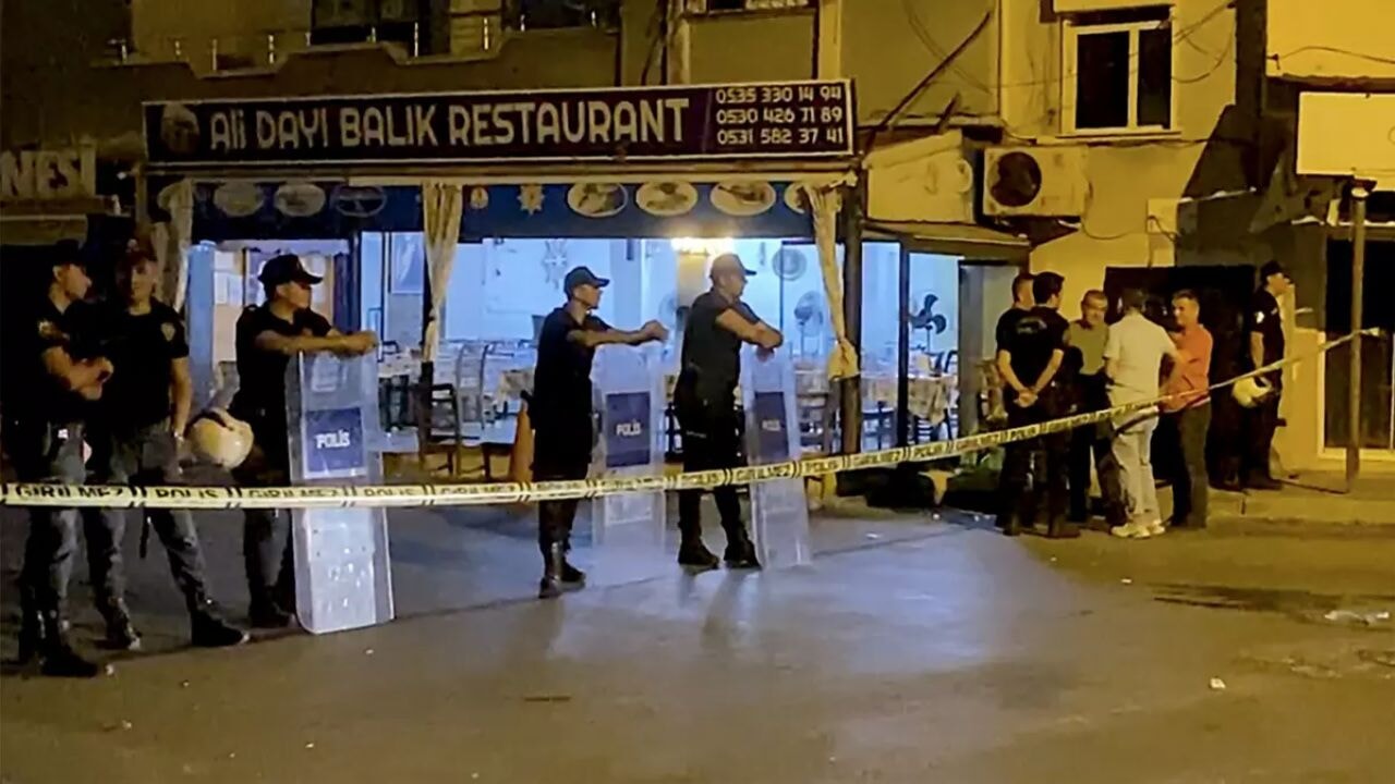 Mersin'de müşterilerle personel birbirine girdi: Silahlı ve bıçaklı kavga