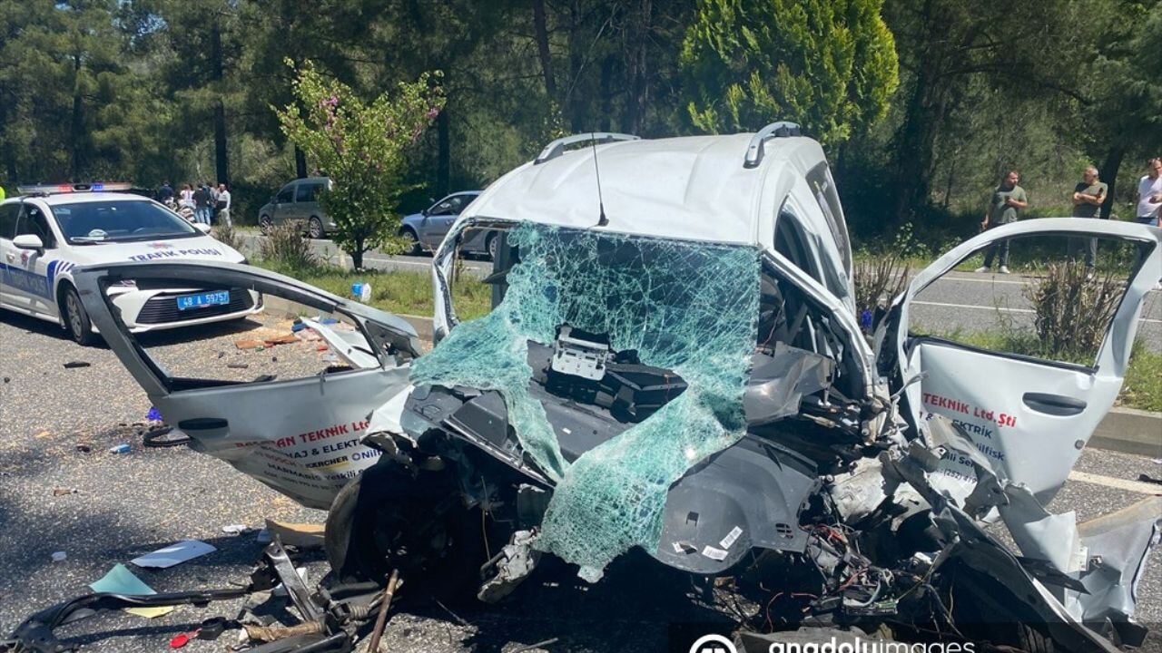 Muğla'da feci kaza: 4 araç birbirine girdi