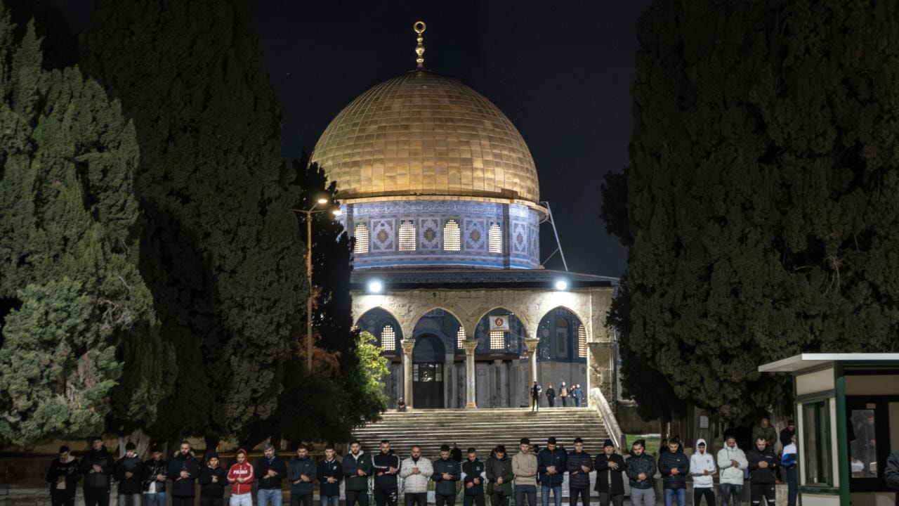 Müslümanlar Mescid-i Aksa'ya akın etti!