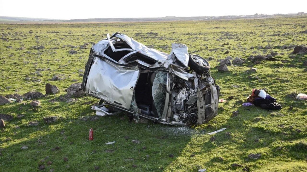 Niğde-Kayseri kara yolunda can pazarı! Otomobil şarampole yuvarlandı