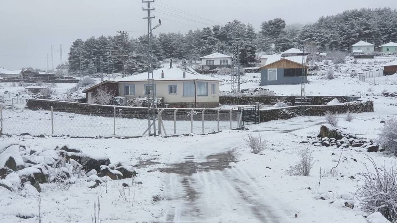 Nisan'da Başkent'e kar yağdı