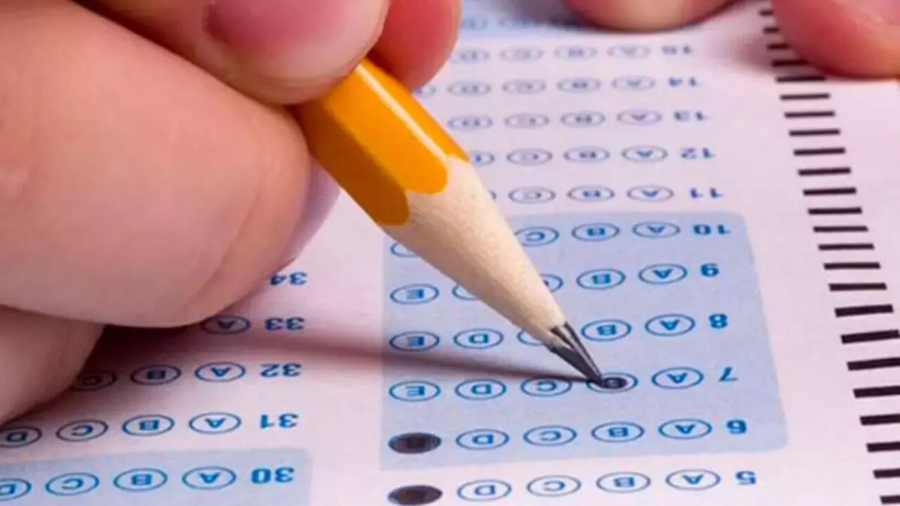 Öğretmen, sınav sırasında kalp krizinden öldü