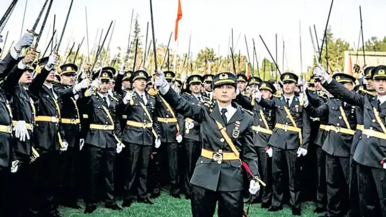 Ordu'da kriz! 5 teğmen ve 3 komutan 'disiplinsizlik' gerekçesiyle TSK dan ihraç edildi