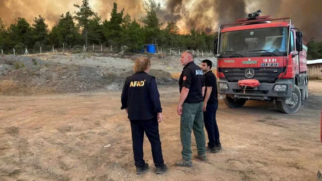 Orman yangınları şiddetlendi: Binlerce kişi tahliye edildi