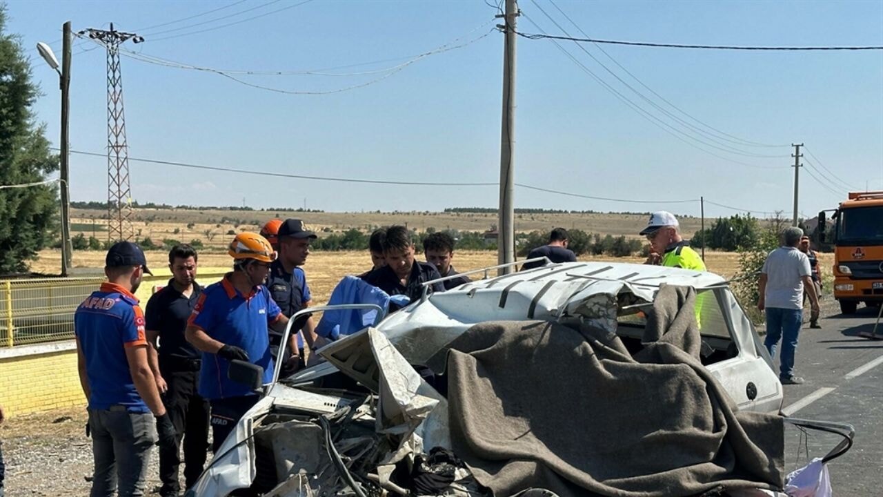 Otomobil ile kamyon çarpıştı: 2 ölü
