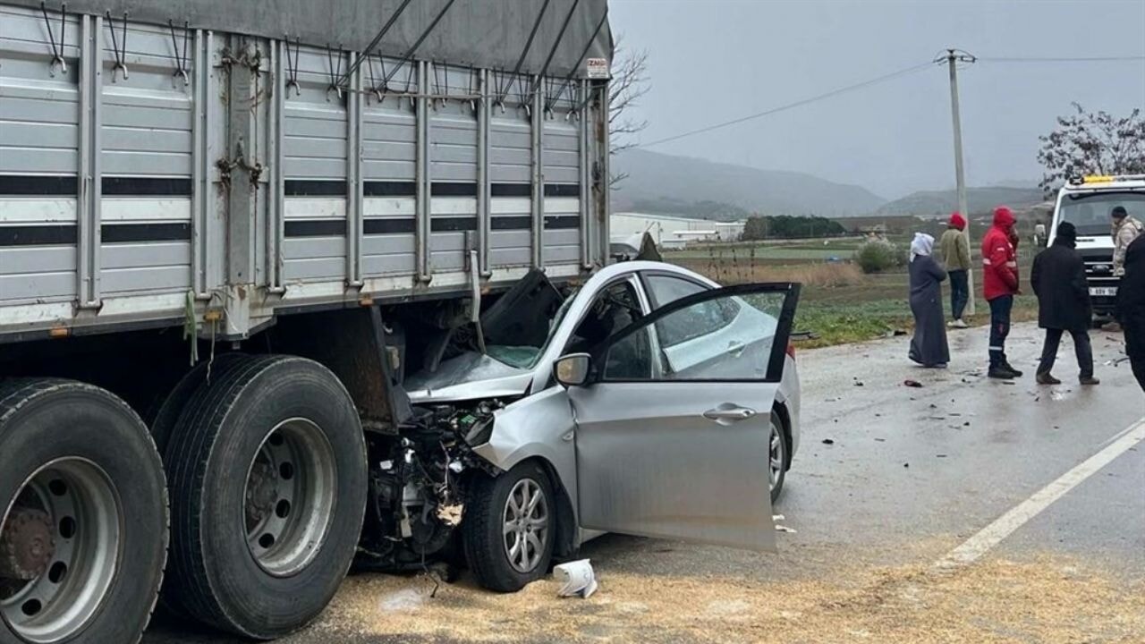 Otomobil, kamyonun altına girdi: 1 ağır yaralı