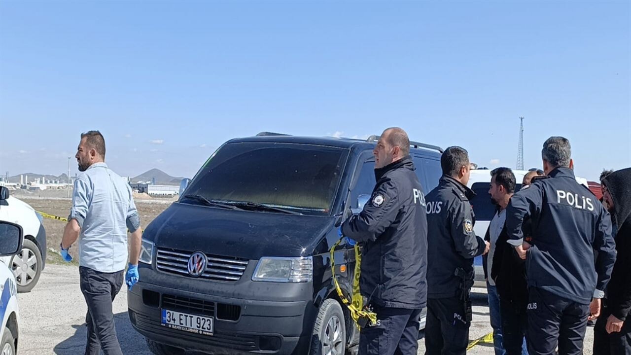 Park halindeki minibüste ölü bulundu