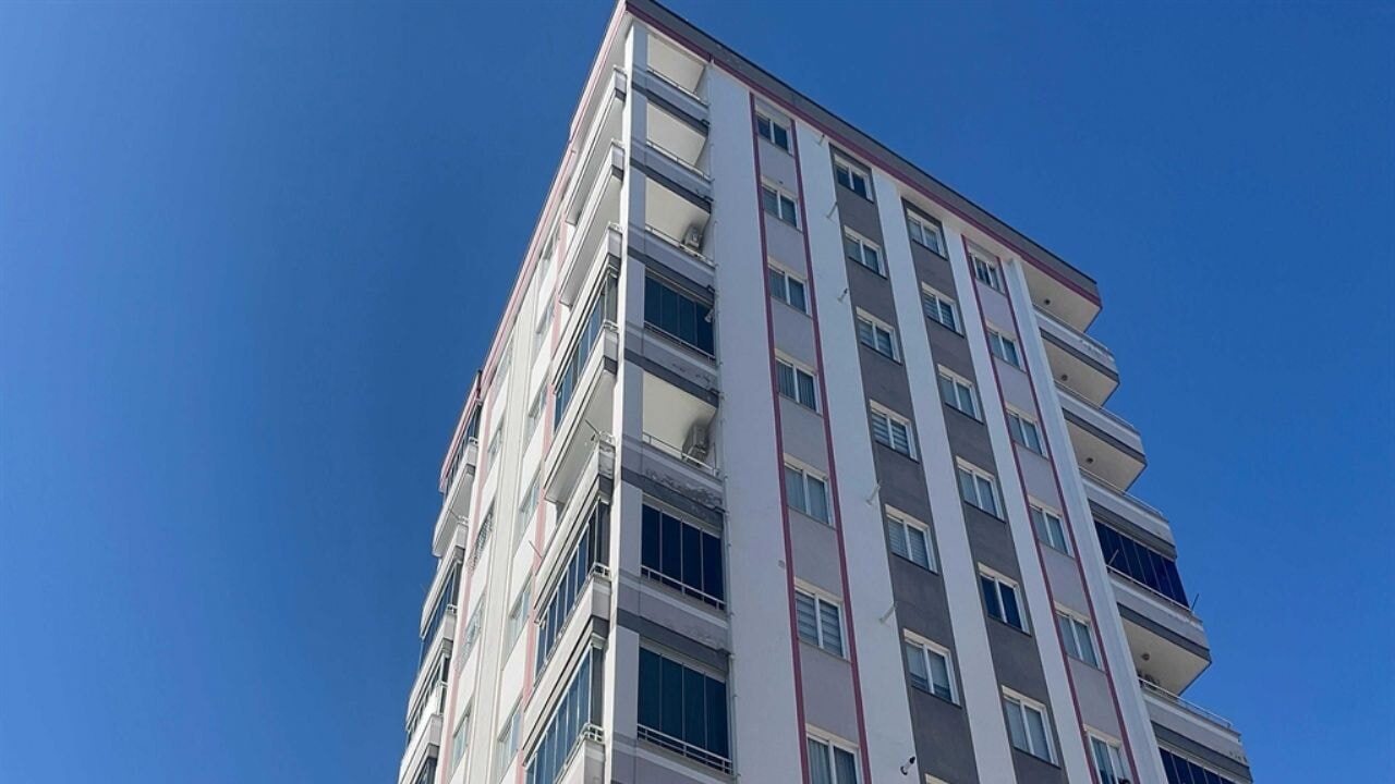 Polis memuru balkondan ateş açıp, kendini eve kilitledi