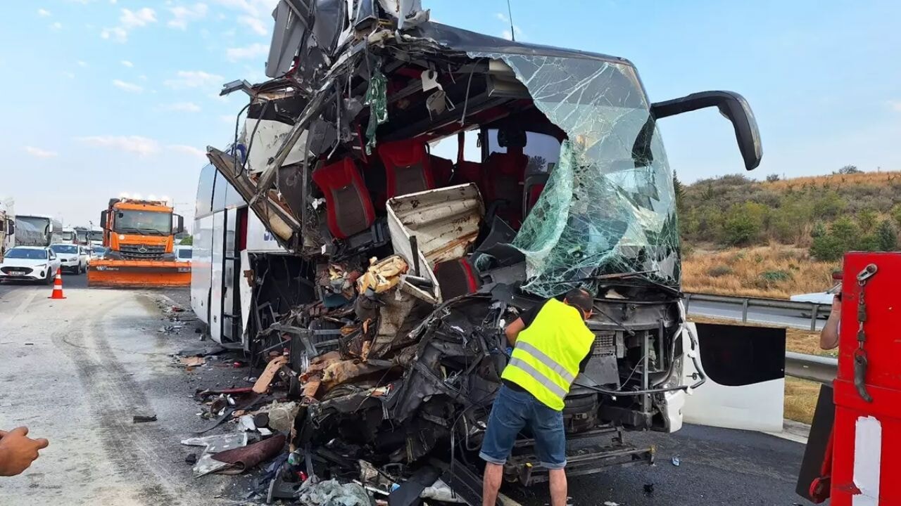 Pozantı-Tarsus Otoyolu'nda feci kaza: Otobüs tıra çarptı