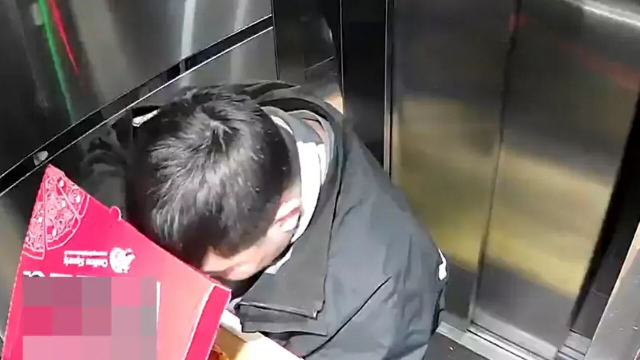 Promosyonu yedi, asansöre idrarını yaptı