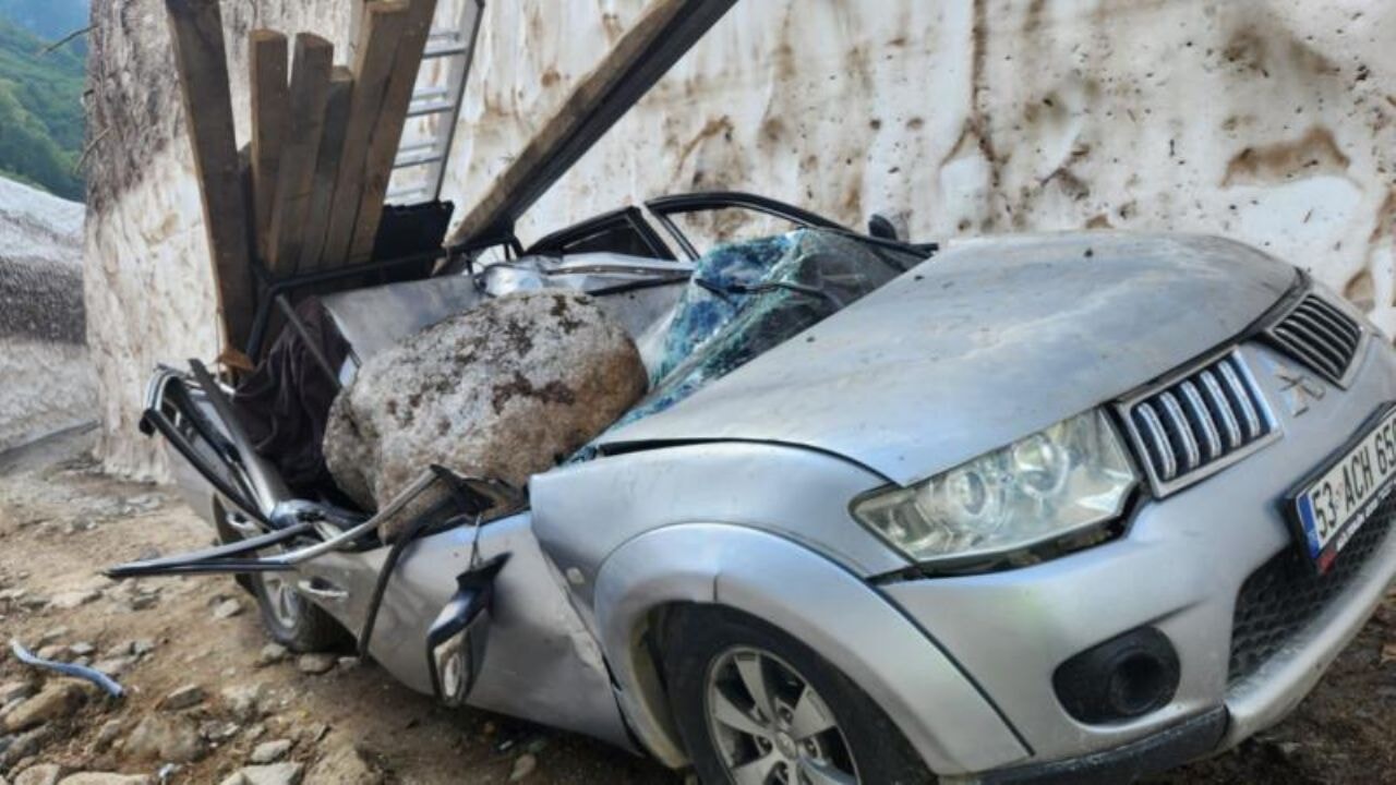 Rize'de yayla yolunda dehşet: Kamyonet kaya parçasının altında kaldı