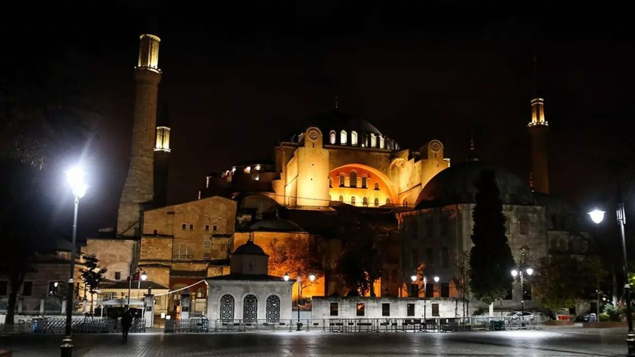 Saat 00.13'te Türkiye tek yürek oldu: Selalar okundu