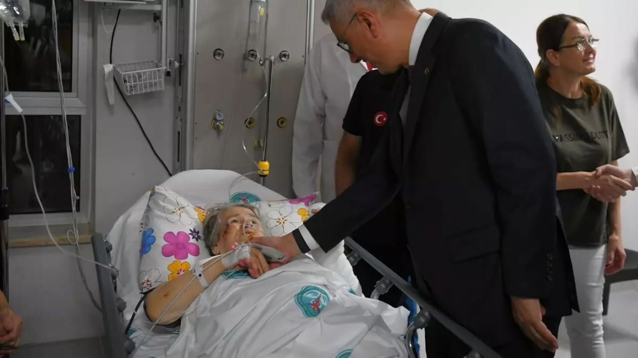 Sağlık Bakanı Balıkesir'de deprem yaralılarına geçmiş olsun ziyareti