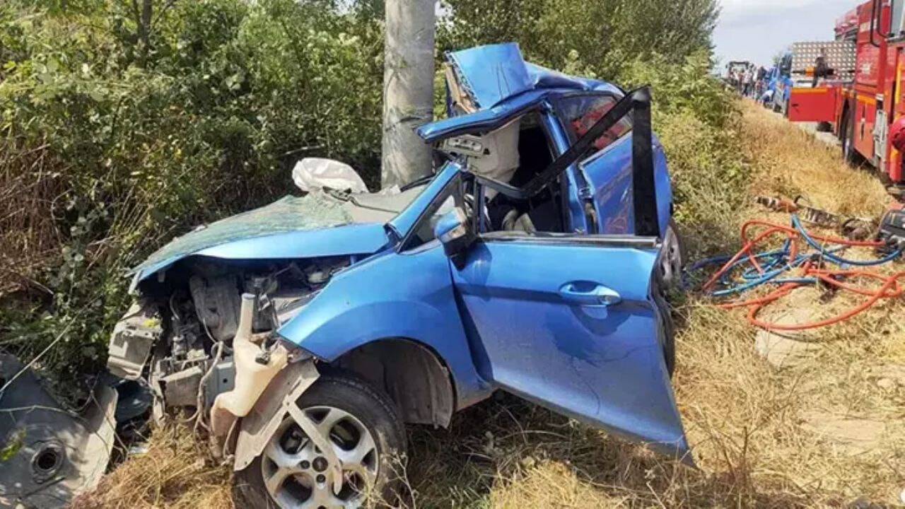 Sakarya'da beton direğe çarpan araçta 2 kardeş hayatını kaybetti