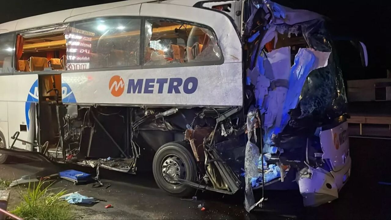 Sakarya'da feci kaza: Yolcu otobüsü tıra çarptı