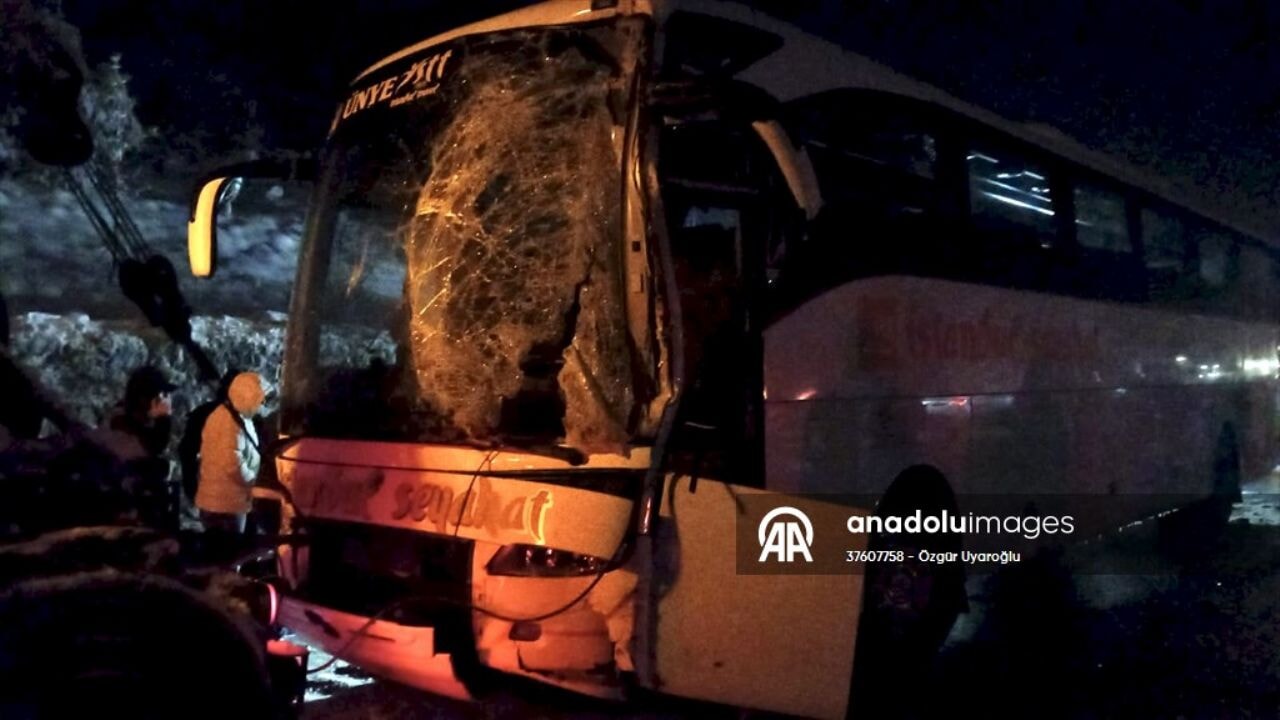 Samsun'da dehşet anı: Otobüs tıra çarptı