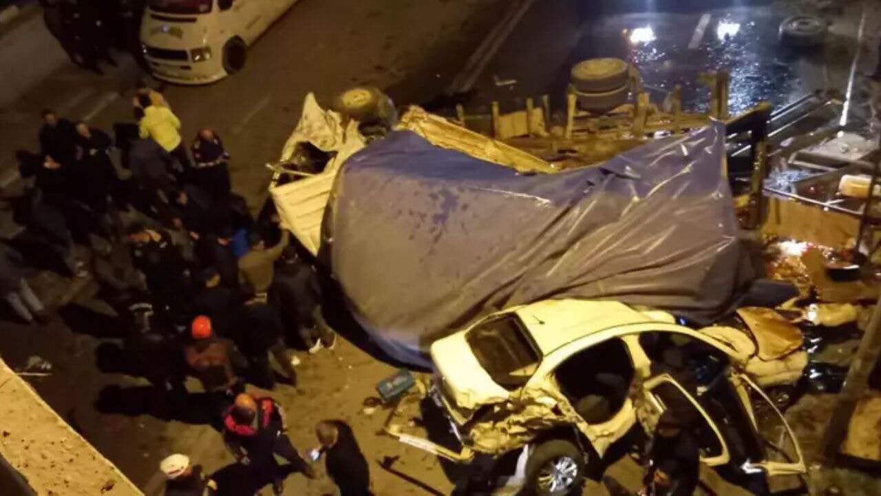 Şanlıurfa'da kamyon 7 araca çarptı, otomobille birlikte köprüdén uçtu