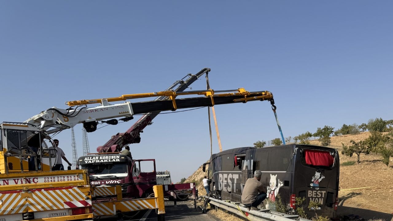 Şanlıurfa'da seyir halindeki yolcu otobüsü devrildi çok sayıda yaralı var