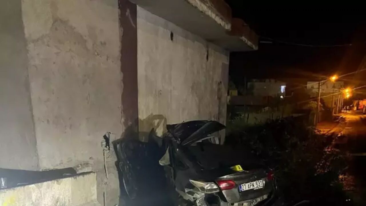 Silopi'de ölüm virajı! Kontrolden çıkan araç binaya girdi